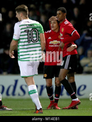 Marcus Rashford Manchester United (à droite) célèbre marquant son but premier du côté du jeu au cours de l'Emirates en FA Cup, quatrième ronde match à Huish Park, Yeovil. Banque D'Images