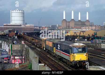 Une paire de locomotives diesel de la classe 73 numéros électro 73103 et 73110 avec un composé de rails soudés en continu dans le remorquage à Wandsworth Road. 15 février 1995. Banque D'Images