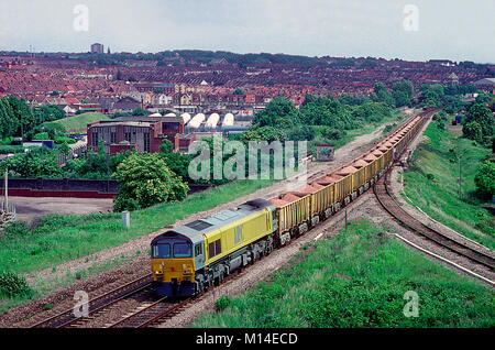 Un certain nombre de locomotives diesel de la classe 59 59104 'Village de Great Orme' un groupe de travail chargé à pierre Narroways Junction, Bristol. 9 juin 1994. Banque D'Images