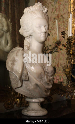 Le buste de la Reine Marie Antoinette sur cheminée de chambre de la reine, 1783 (28 ans), Château de Versailles, Ile-De-France, France. Banque D'Images