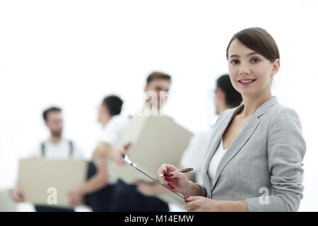 Femme manager holding clipboard sur fond flou avec des déménageurs et des boîtes. Banque D'Images