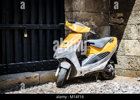 RHODES, GRÈCE - AOÛT 2017 : moto garée à rue étroite près de café grec de la ville de Rhodes, sur l'île de Rhodes, Grèce Banque D'Images