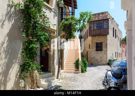 Rue de la ville de Rhodes, avec de vieilles maisons et de rues étroites. Banque D'Images