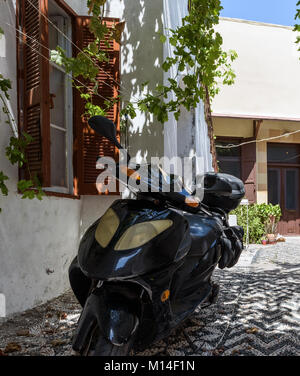 RHODES, GRÈCE - AOÛT 2017 : moto garée à rue étroite près de café grec de la ville de Rhodes, sur l'île de Rhodes, Grèce Banque D'Images