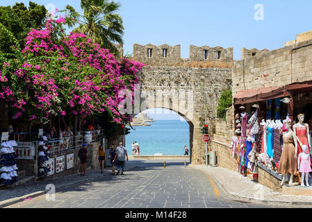 RHODES, GRÈCE - AOÛT 2017 : Ancienne arch dans le vieux mur de la ville de Rhodes avec fleurs de bougainvilliers pourpre de la ville de Rhodes, sur l'île de Rhodes, Grèce Banque D'Images