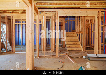 L'ossature de bois travaux en cours avec une ossature de bois et de murs et plafond ou solive sur une nouvelle construction bâtiment Banque D'Images