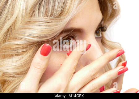 Lentilles de contact transparent entre les mains d'une belle blonde qui se prépare pour l'insérer. Vue d'en haut. Banque D'Images