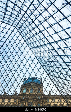 Paris, France - 11 décembre 2017 : l'un des pavillons du musée du Louvre vue de l'intérieur de la pyramide de verre et de métal. Banque D'Images