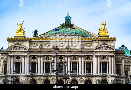 Paris, France - 10 décembre 2017 : Façade de l'Opéra de Paris (Palais Garnier), l'Opera Company de France, fondée en 1669 par Louis XIV Banque D'Images