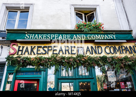 Paris, France - 9 décembre 2017 : librairie Shakespeare and Company et la bibliothèque sur la rive de la Seine à Paris, d'abord ouverte par Sylvia Beach le 19 No Banque D'Images