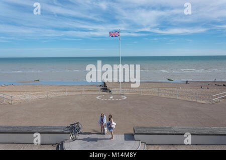 Plage et de la promenade vue depuis l'Art Déco De La Warr Pavilion terrasse, Bexhill-on-Sea, East Sussex, Angleterre, Royaume-Uni Banque D'Images