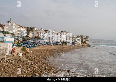 Afficher le long de Taghazout avec fisher bateaux, chameau et spot de surf Banque D'Images