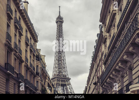 Vue depuis une petite rue à paris à la tour Eiffel. Banque D'Images