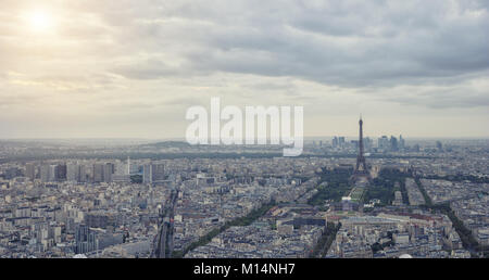 Vue panoramique de Paris avec la tour Eiffel à une journée nuageuse. Banque D'Images