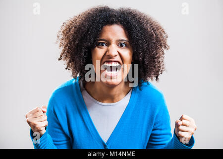 Portrait de femme criant furieux Banque D'Images