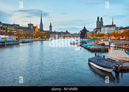 Coucher du soleil panorama de ville de Zurich et de réflexion dans la rivière Limmat, Suisse Banque D'Images
