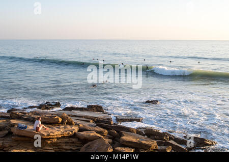 Équitation à Surfer la vague des panoramas à Taghazout Banque D'Images