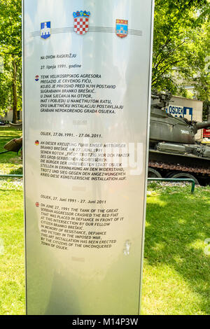 Explication plaque expliquant l'histoire derrière le monument des Fico Rouge à Osijek, Croatie. Banque D'Images