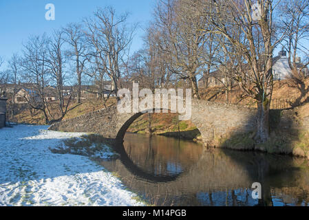 Le vieux pont sur la rivière Isla dans Keith, Morayshire en Écosse. Banque D'Images