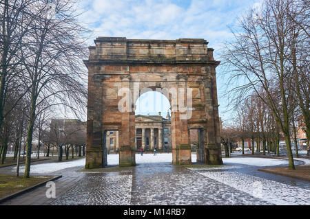 Le passage de McLennan à l'entrée de Glasgow Green Park, avec l'ancien bâtiment de la haute cour à l'arrière-plan. Banque D'Images