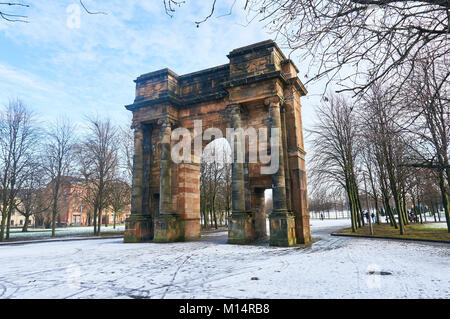 Le passage de McLennan à l'entrée de Glasgow Green Park, avec l'ancien bâtiment de la haute cour à l'arrière-plan. Banque D'Images