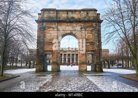 Le passage de McLennan à l'entrée de Glasgow Green Park, avec l'ancien bâtiment de la haute cour à l'arrière-plan. Banque D'Images