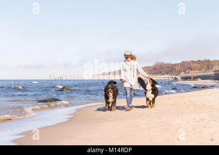 Femme avec bouvier bernois sur mer plage Banque D'Images