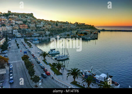 Paysage urbain étonnant sunrise de Kavala, Macédoine orientale et Thrace, Grèce Banque D'Images