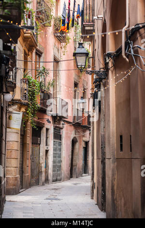 Rue étroite et ancienne dans le quartier El Born de Barcelone. Banque D'Images