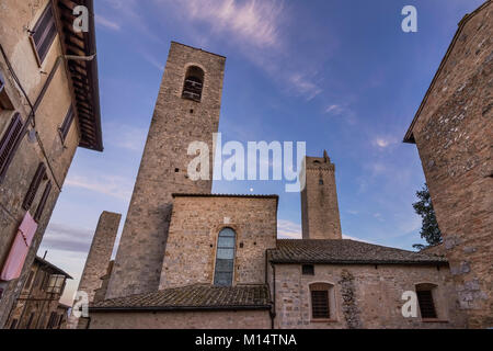 La lune dans le ciel du centre historique de San Gimignano, Sienne, Toscane, Italie Banque D'Images