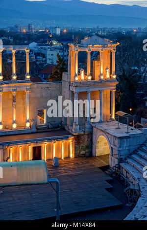 Vue de nuit ancien théâtre romain dans la ville de Plovdiv, Bulgarie Banque D'Images