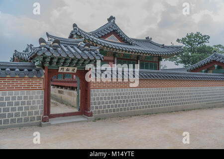 Mur décoratif, une fantaisie, avec d'entrée, toit de tuiles et autres toits de fantaisie, sur un jour nuageux, dans Gyeongbokgung, Séoul, Corée du Sud Banque D'Images