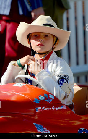 Barron Griffin est prêt à participer à la coupe Settrington au Goodwood Revival. Enfant à Austin en voiture de peddle Banque D'Images