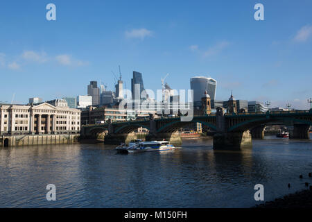 Vue panoramique à partir de la rive sud de Londres sur la Tamise en direction de la ville de London, UK Banque D'Images