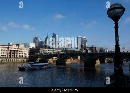 Vue panoramique à partir de la rive sud de Londres sur la Tamise en direction de la ville de London, UK Banque D'Images