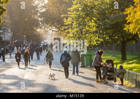 France, Paris, Parc Monceau en automne Banque D'Images