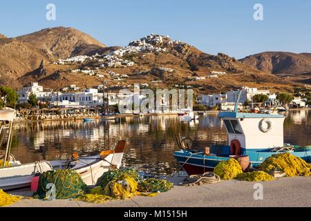 La Grèce, Îles Cyclades, l'île de Sérifos, Chora village sur le sommet de la montagne avec les pêcheurs et l'église Agios Konstantinos bateaux à port Livadii Banque D'Images