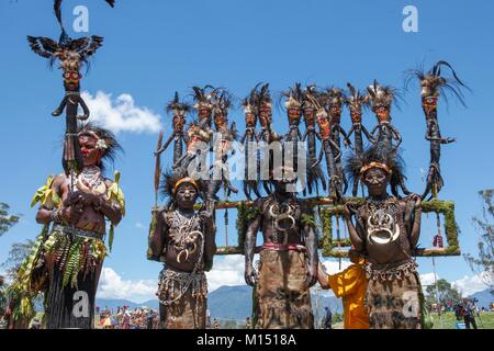 La Papouasie-Nouvelle-Guinée, une famille de la région de Jiwaka à Mount Hagen sing-sing Banque D'Images