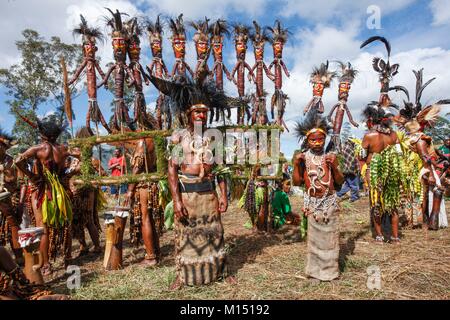 La Papouasie-Nouvelle-Guinée, une famille de la région de Jiwaka à Mount Hagen sing-sing Banque D'Images