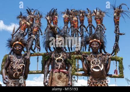 La Papouasie-Nouvelle-Guinée, une famille de la région de Jiwaka à Mount Hagen sing-sing Banque D'Images