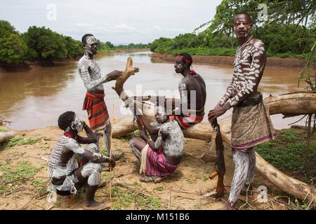 L'Ethiopie, vallée de l'Omo classée au Patrimoine Mondial de l'UNESCO, la tribu Karo karo, les hommes font face quotidiennement leur peinture Banque D'Images