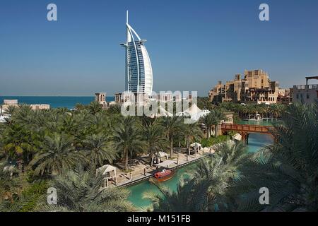 Emirats arabes unis, dubaï, canaux d'Al Qasr Hotel, Madinat Jumeirah et l'hôtel Burj Al Arab Banque D'Images