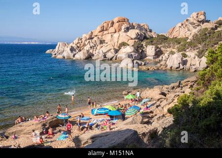 Italie, Sardaigne, Province d'Olbia-Tempio, Santa Teresa di Gallura, roches granitiques de la péninsule de Capo Testa en face de détroit de Bonifacio et de la Corse, plage de Cala Spinosa Banque D'Images