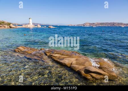 Italie, Sardaigne, province d'Olbia-Tempio, la Côte d'Emeraude ( 2085), Palaos, la plage de Porto, Faro, l'île de La Maddalena en arrière-plan Banque D'Images