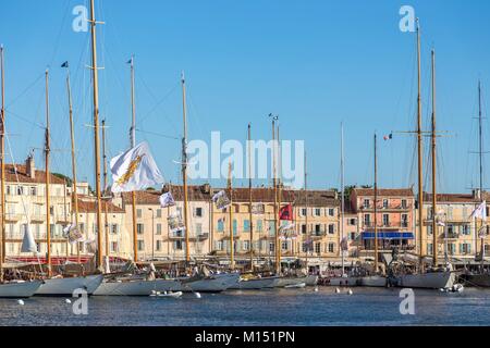 La France, Var, Saint-Tropez, le port, quai Jean Jaurès, les yachts traditionnels à l'occasion des Voiles de Saint-Tropez Banque D'Images