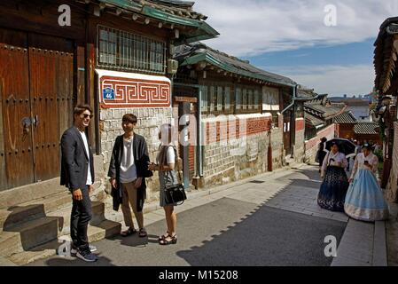 La Corée du Sud, Séoul, Fabien Yoon, vedette française de korean medias withs groupies dans une allée de l'ancien village de Bukchon Hanok district Banque D'Images