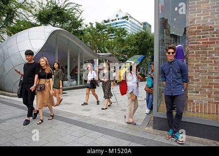 La Corée du Sud, Séoul, Fabien Yoon, star française de la Korean media, en face de l'office de tourisme de conception dans le ème arrondissement de Hongdae Banque D'Images