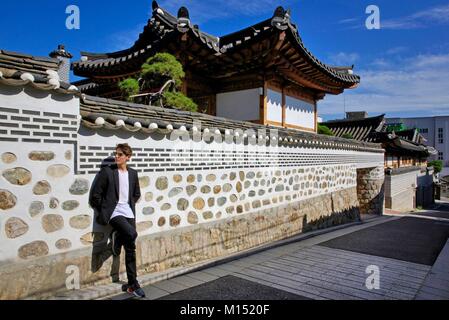 La Corée du Sud, Séoul, Fabien Yoon, vedette française de korean medias, soutenue à la paroi d'un jk hanok, dans une allée de l'ancien village de Bukchon Hanok district Banque D'Images