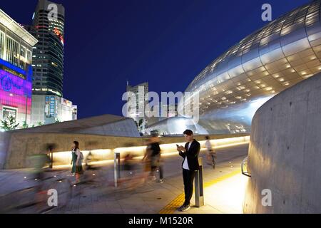 La Corée du Sud, Séoul, Fabien Yoon, star française de la Korean medias, en face de la conception de Dongdaemun Plaza, bâtiment futuriste de l'architecte Zaha Hadid Banque D'Images