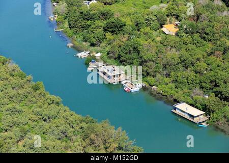 France, Bouches du Rhône, Parc Naturel Régional de Camargue, Arles, Salin de Giraud, Le Rhone, Digue de la palissade (vue aérienne) Banque D'Images